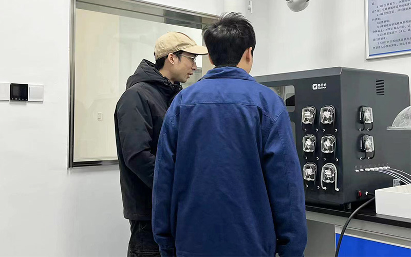 格丹納工程師為測試中心的工作人員進行培訓