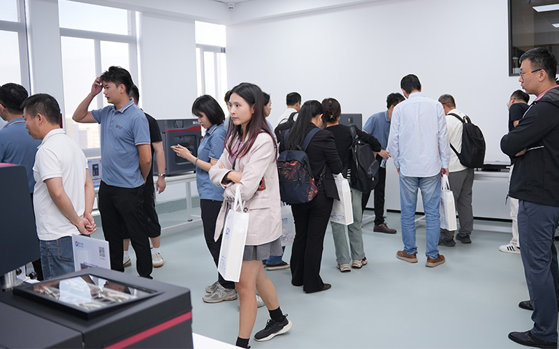 格丹納經理為經銷商介紹儀器 格丹納經理為經銷商介紹儀器